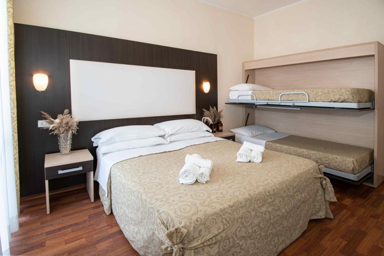 Hotel Baby B&B Milano Marittima Kültér fotó