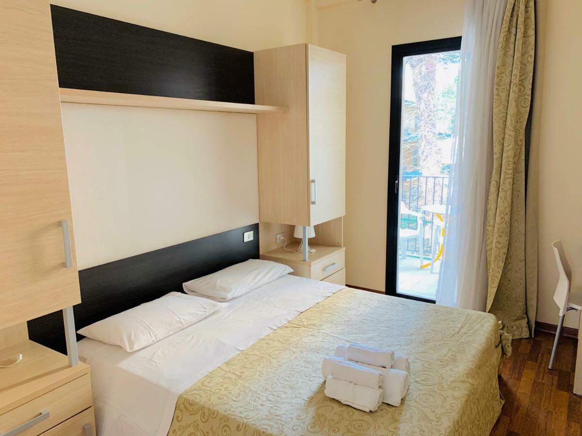 Hotel Baby B&B Milano Marittima Kültér fotó
