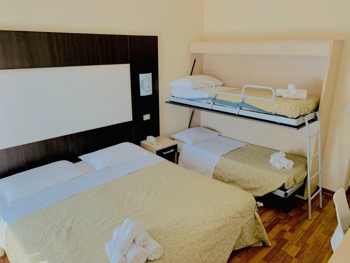 Hotel Baby B&B Milano Marittima Kültér fotó