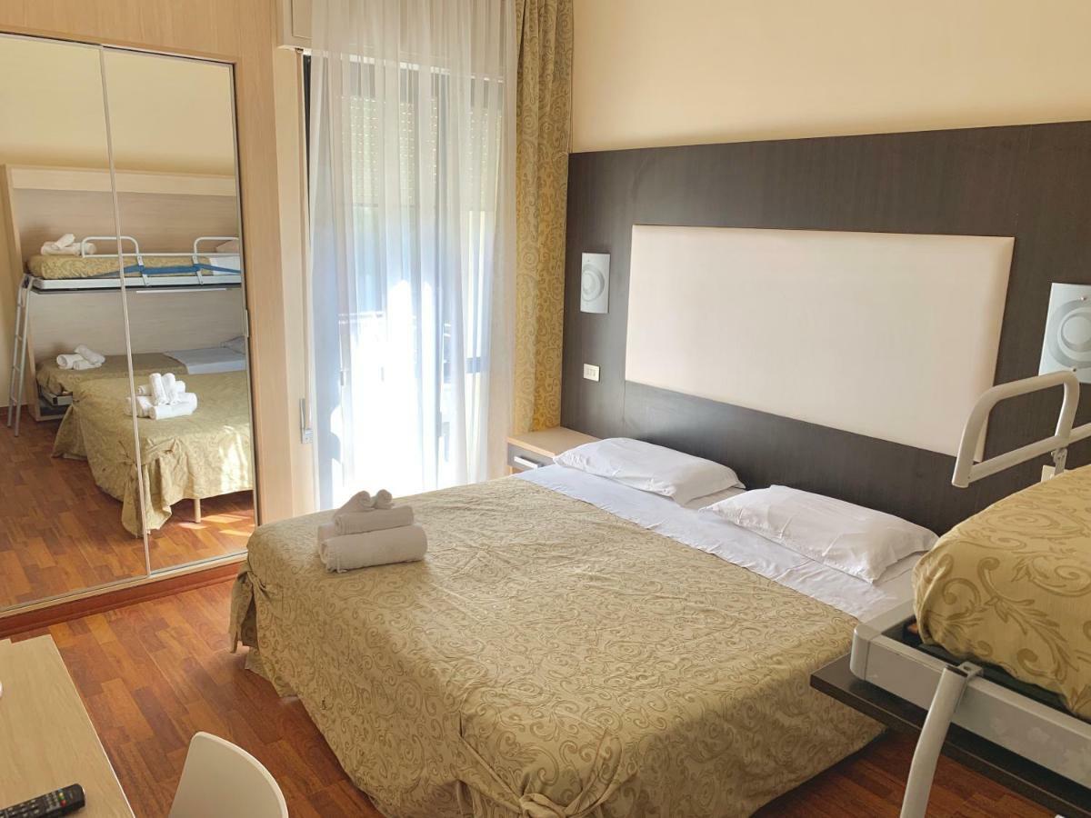 Hotel Baby B&B Milano Marittima Kültér fotó